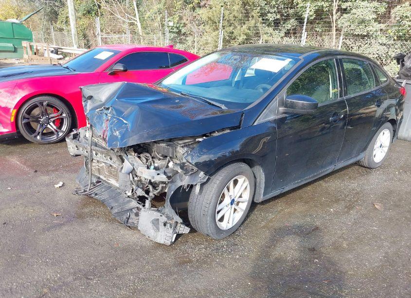 Photo 2 of 2018 Ford Focus SE (VIN 1FADP3F26JL301739)