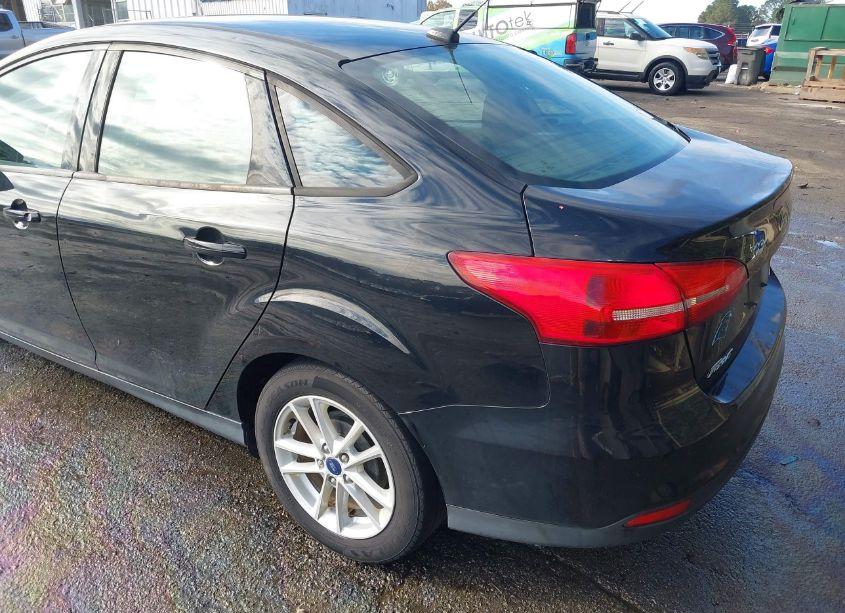 Photo 3 of 2018 Ford Focus SE (VIN 1FADP3F26JL301739)
