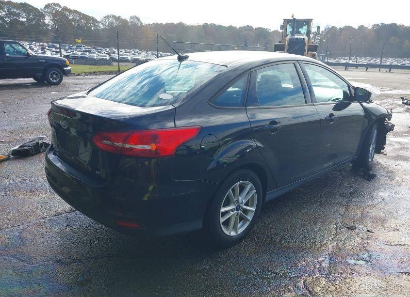Photo 4 of 2018 Ford Focus SE (VIN 1FADP3F26JL301739)