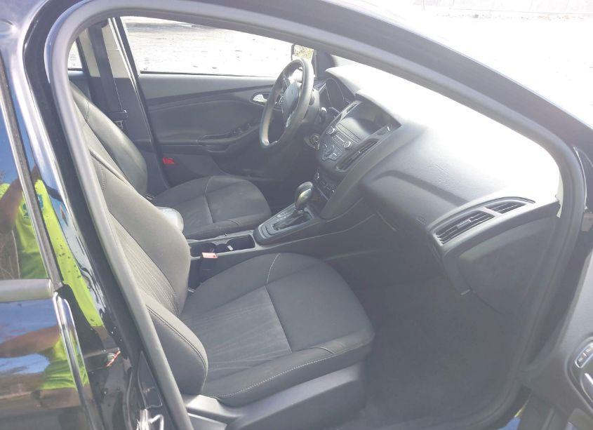Photo 5 of 2018 Ford Focus SE (VIN 1FADP3F26JL301739)