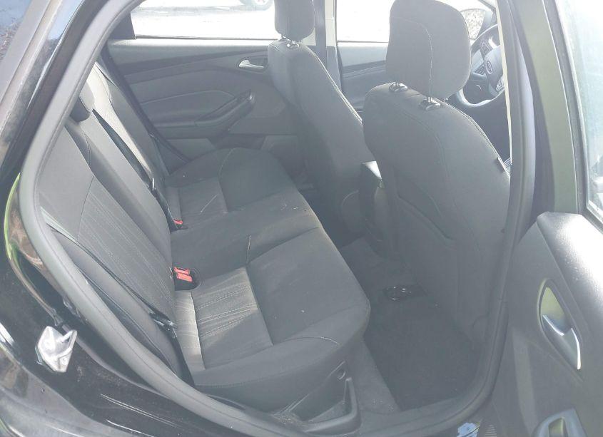 Photo 8 of 2018 Ford Focus SE (VIN 1FADP3F26JL301739)