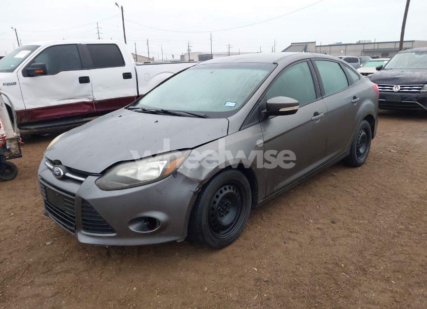 Photo 2 of 2013 Ford Focus SE (VIN 1FADP3F27DL143965)