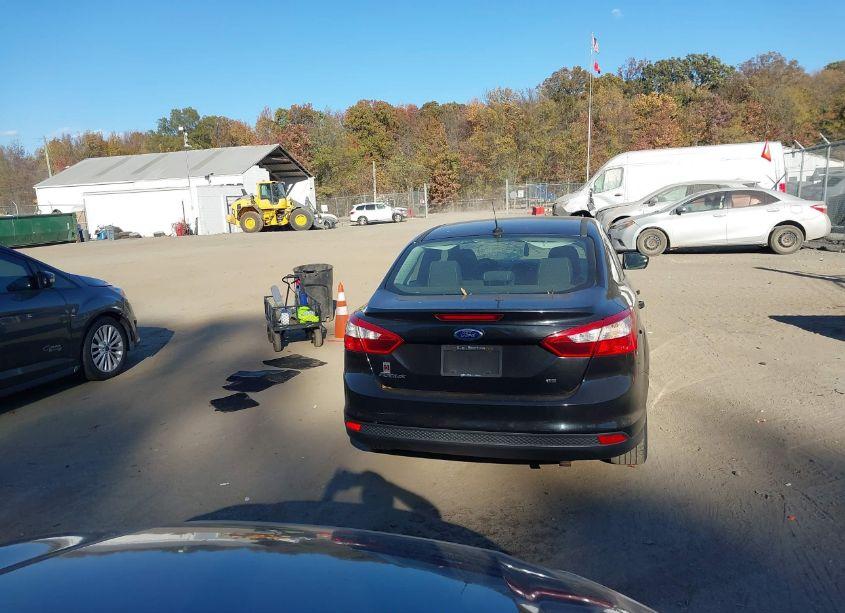 Photo 16 of 2013 Ford Focus SE (VIN 1FADP3F27DL231477)