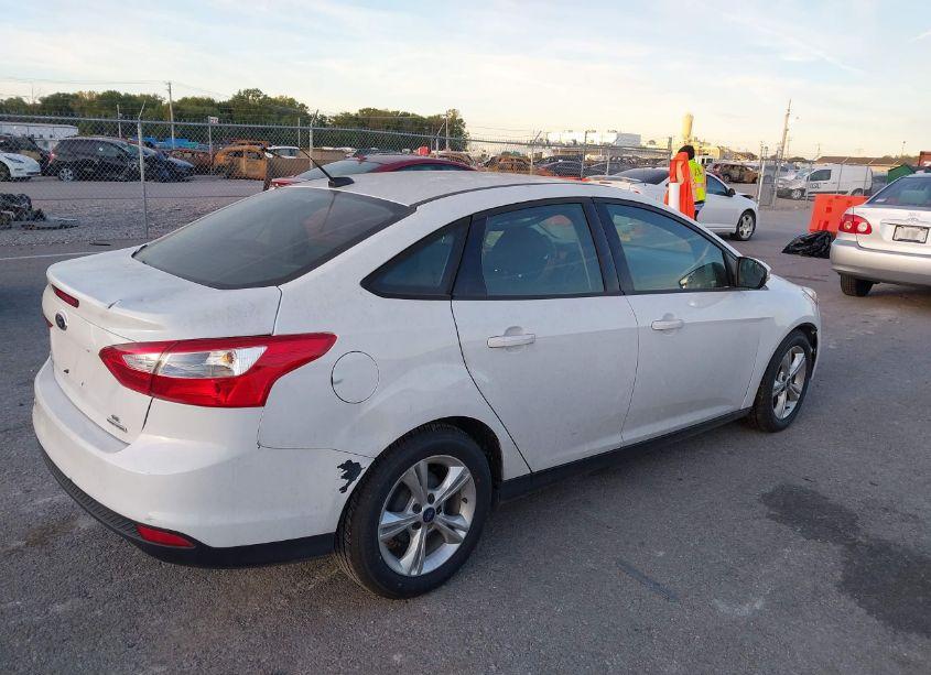 Photo 4 of 2013 Ford Focus SE (VIN 1FADP3F27DL312673)