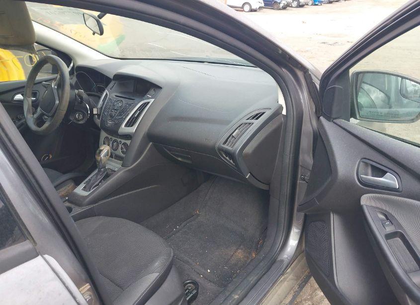 Photo 5 of 2014 Ford Focus SE (VIN 1FADP3F27EL102771)