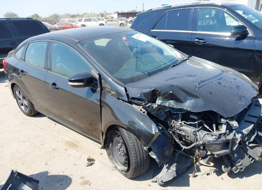 2014 Ford Focus SE (VIN 1FADP3F27EL130098) main photo