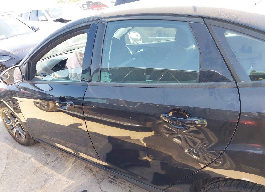 Photo 15 of 2014 Ford Focus SE (VIN 1FADP3F27EL130098)