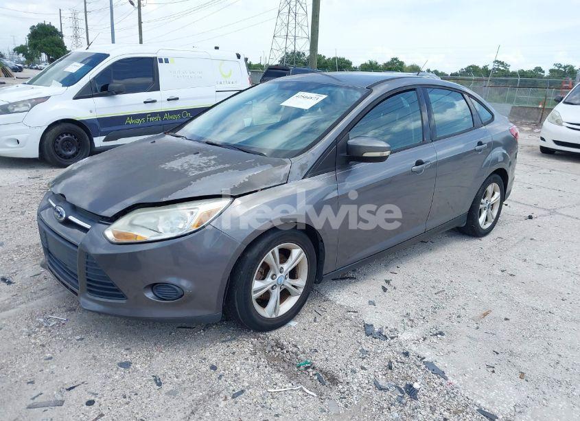 Photo 2 of 2014 Ford Focus SE (VIN 1FADP3F27EL145796)