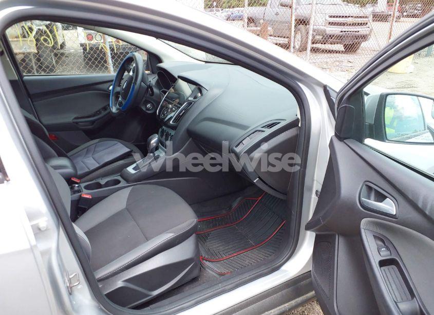 Photo 5 of 2014 Ford Focus SE (VIN 1FADP3F27EL154093)