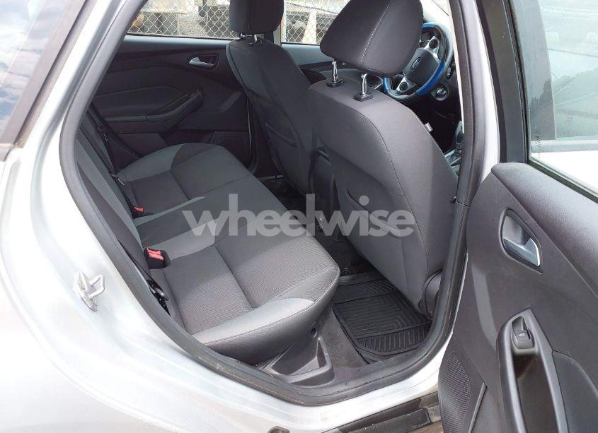 Photo 8 of 2014 Ford Focus SE (VIN 1FADP3F27EL154093)