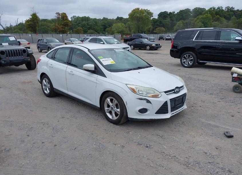 2014 Ford Focus SE (VIN 1FADP3F27EL201946) main photo