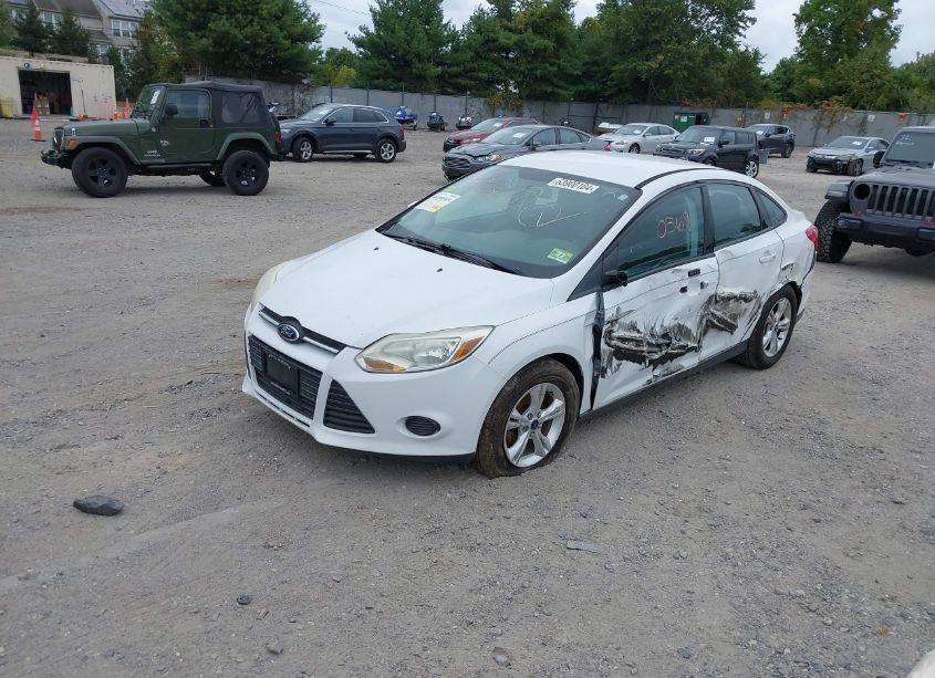 Photo 2 of 2014 Ford Focus SE (VIN 1FADP3F27EL201946)