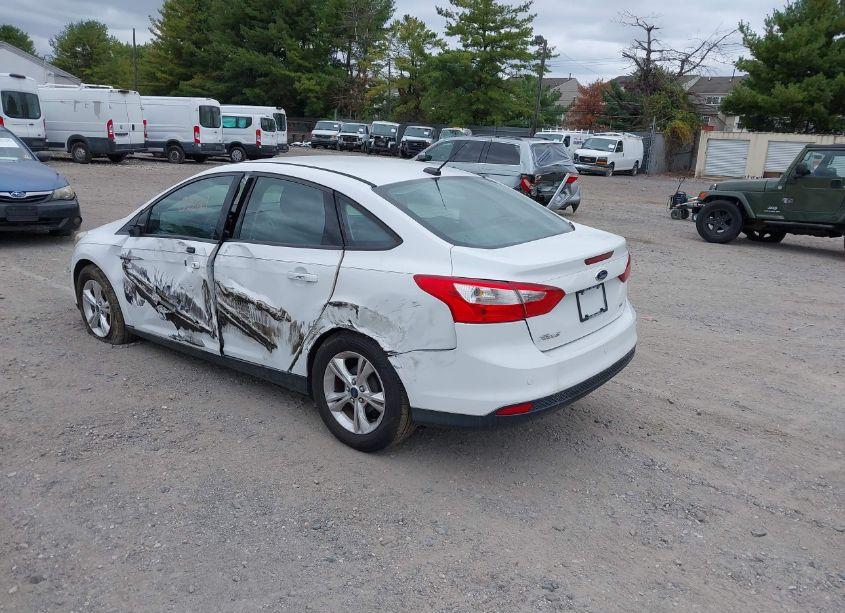 Photo 3 of 2014 Ford Focus SE (VIN 1FADP3F27EL201946)