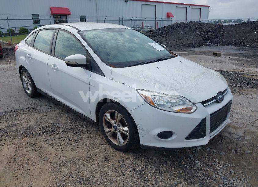 2014 Ford Focus SE (VIN 1FADP3F27EL215703) main photo