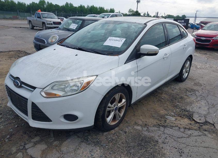 Photo 2 of 2014 Ford Focus SE (VIN 1FADP3F27EL215703)