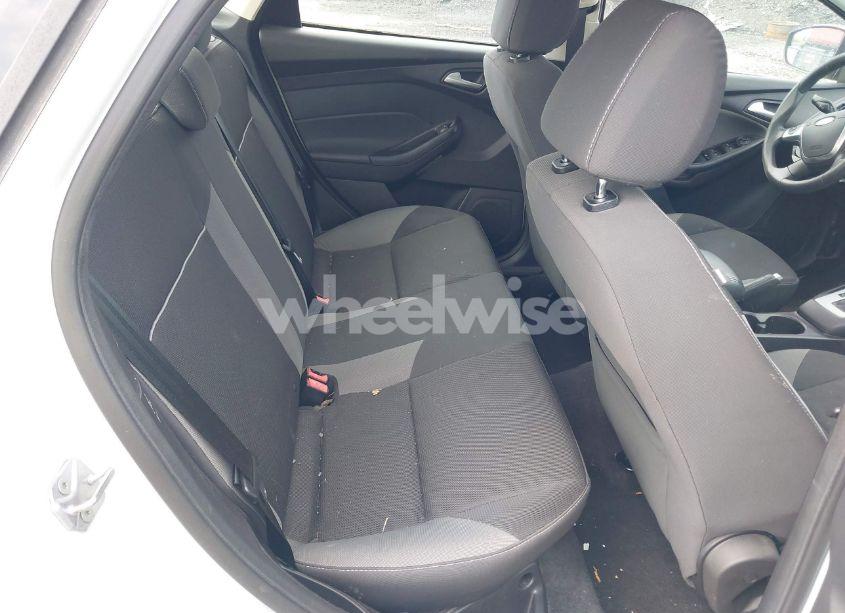 Photo 8 of 2014 Ford Focus SE (VIN 1FADP3F27EL215703)