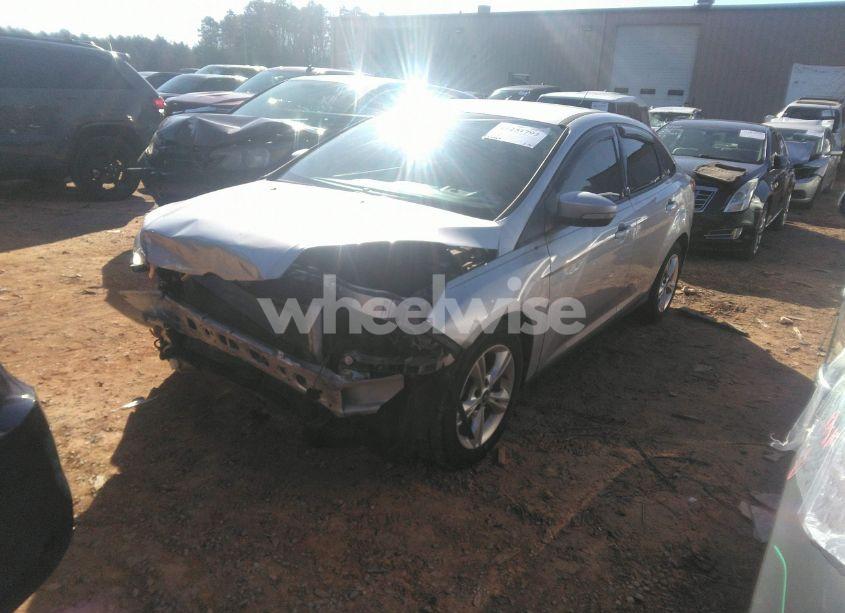 Photo 2 of 2014 Ford Focus SE (VIN 1FADP3F27EL217578)