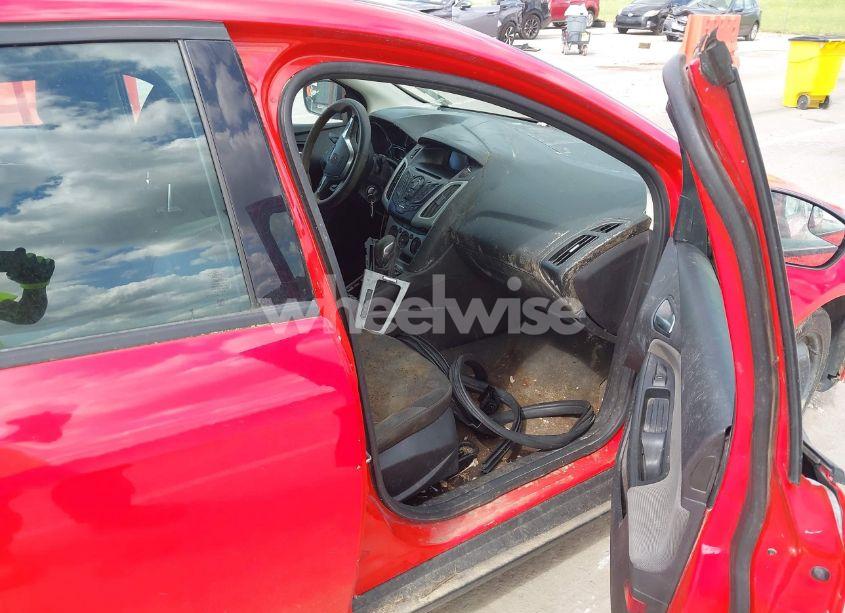 Photo 5 of 2014 Ford Focus SE (VIN 1FADP3F27EL295441)