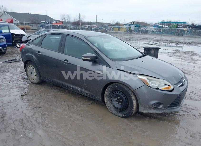 2014 Ford Focus SE (VIN 1FADP3F27EL308897) main photo