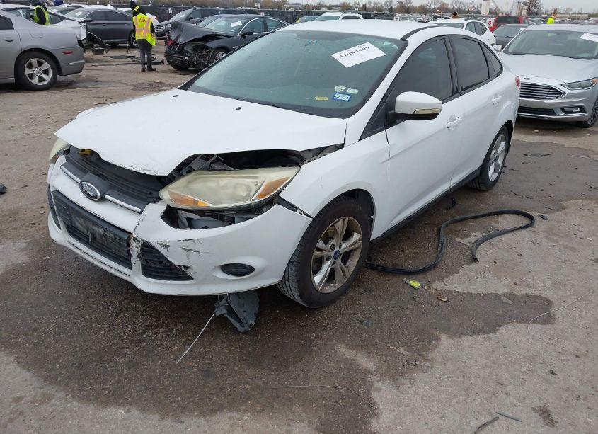 Photo 2 of 2014 Ford Focus SE (VIN 1FADP3F27EL312741)