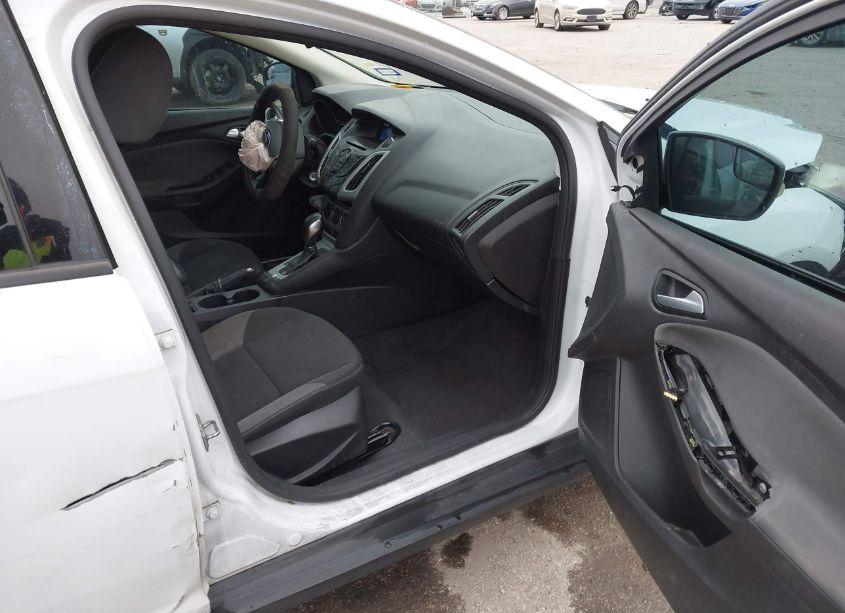 Photo 5 of 2014 Ford Focus SE (VIN 1FADP3F27EL312741)