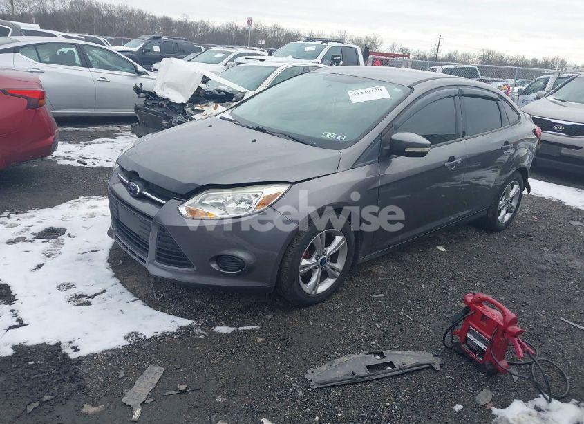Photo 2 of 2014 Ford Focus SE (VIN 1FADP3F27EL377976)