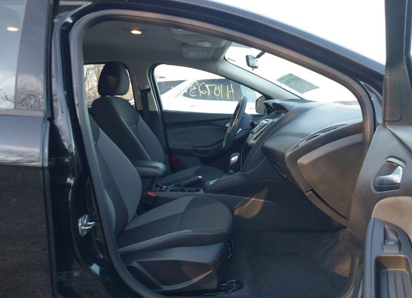 Photo 5 of 2014 Ford Focus SE (VIN 1FADP3F27EL388976)