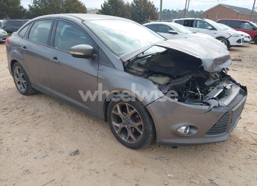 2014 Ford Focus SE (VIN 1FADP3F27EL409552) main photo