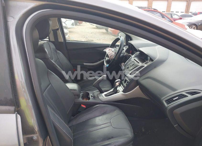 Photo 5 of 2014 Ford Focus SE (VIN 1FADP3F27EL409552)