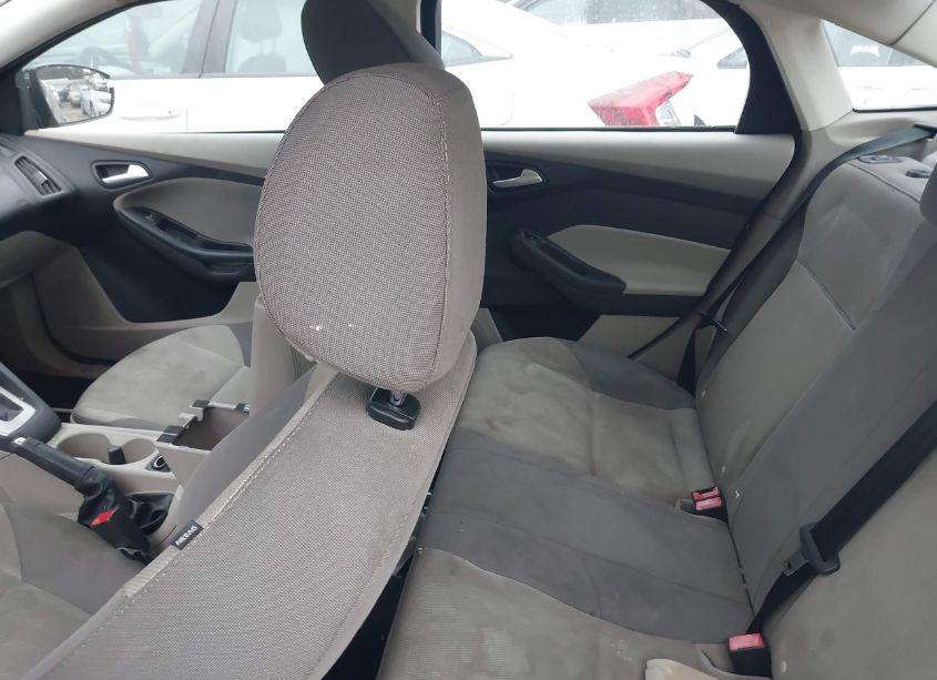 Photo 8 of 2014 Ford Focus SE (VIN 1FADP3F27EL447296)