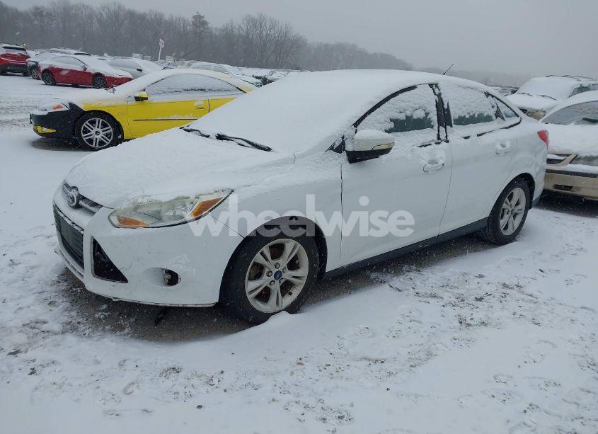Photo 2 of 2014 Ford Focus SE (VIN 1FADP3F27EL447427)