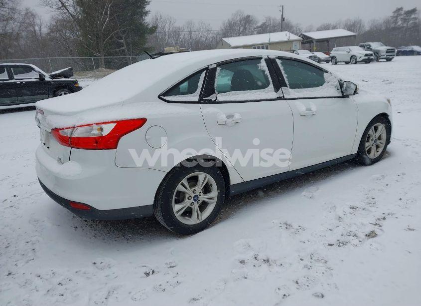 Photo 4 of 2014 Ford Focus SE (VIN 1FADP3F27EL447427)