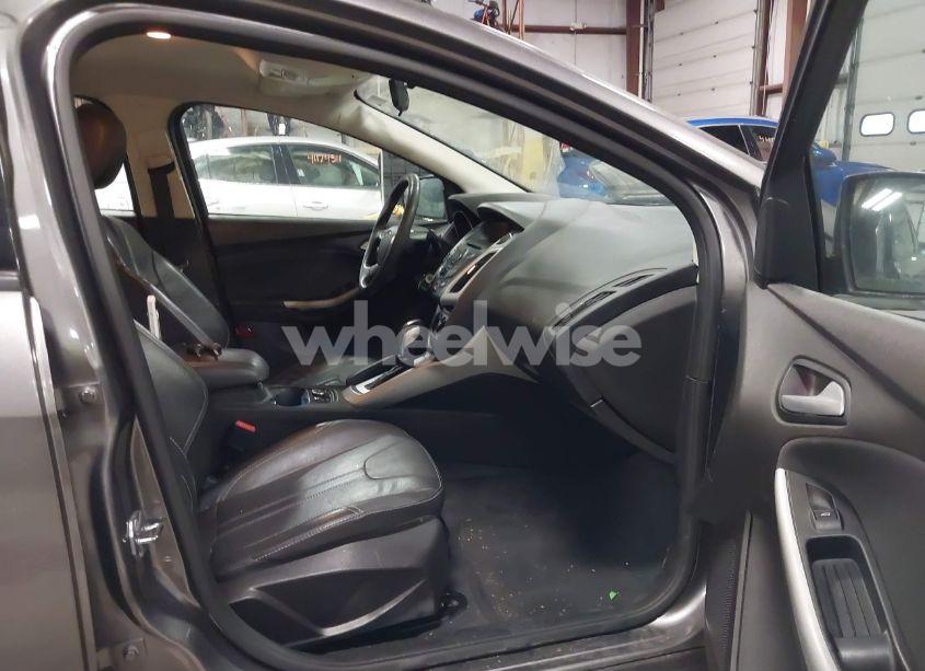 Photo 5 of 2014 Ford Focus SE (VIN 1FADP3F27EL450568)