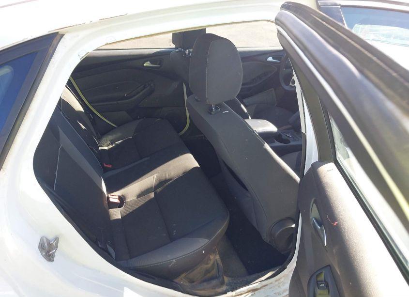 Photo 8 of 2014 Ford Focus SE (VIN 1FADP3F27EL453065)