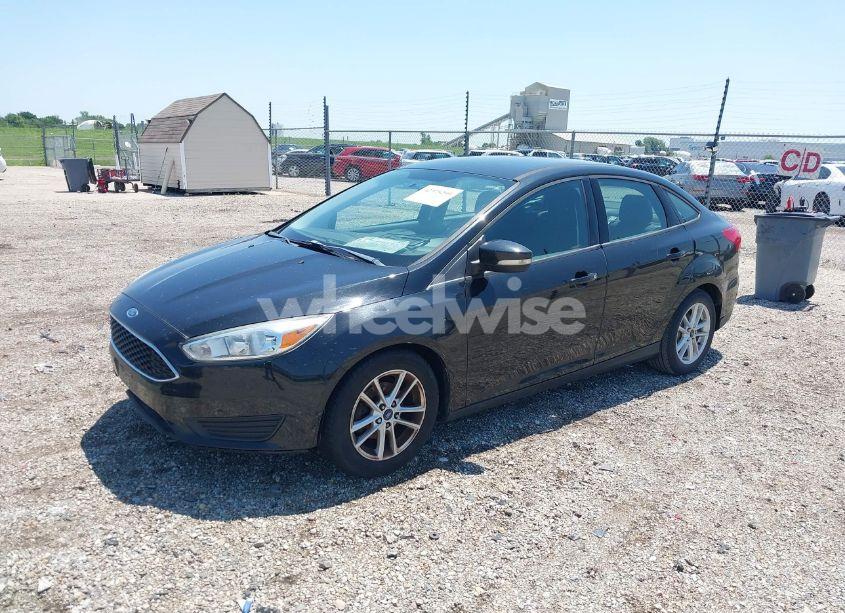 Photo 2 of 2015 Ford Focus SE (VIN 1FADP3F27FL216870)