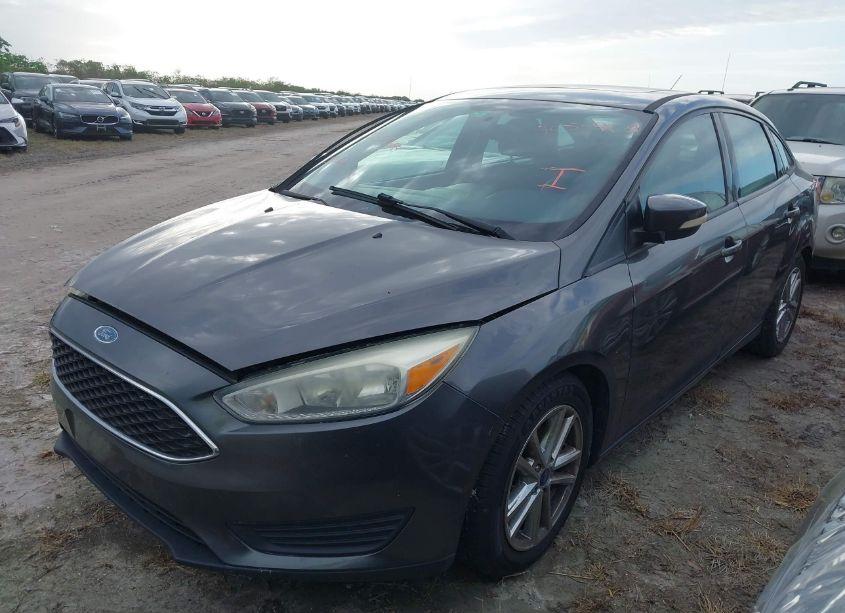 Photo 2 of 2015 Ford Focus SE (VIN 1FADP3F27FL252820)