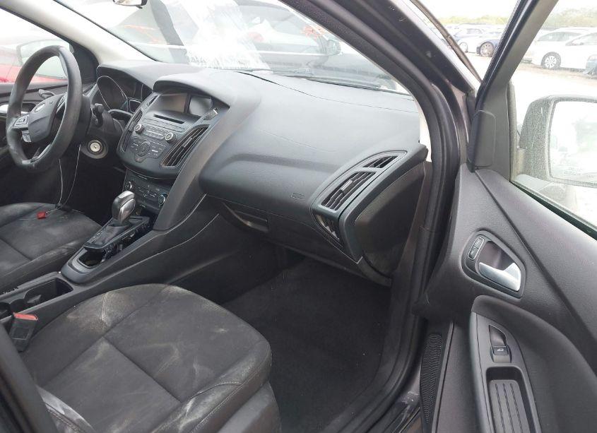 Photo 5 of 2015 Ford Focus SE (VIN 1FADP3F27FL252820)