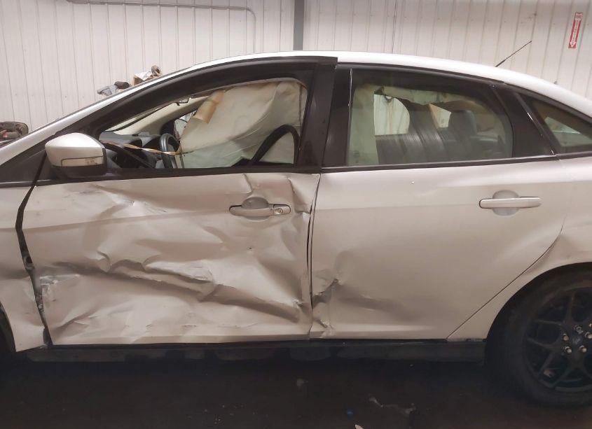 Photo 14 of 2015 Ford Focus SE (VIN 1FADP3F27FL275272)