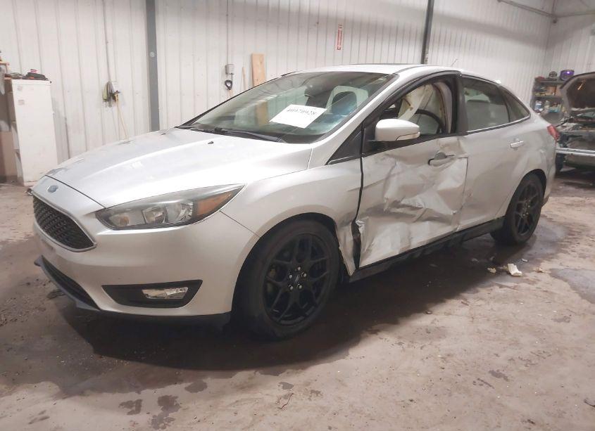 Photo 2 of 2015 Ford Focus SE (VIN 1FADP3F27FL275272)