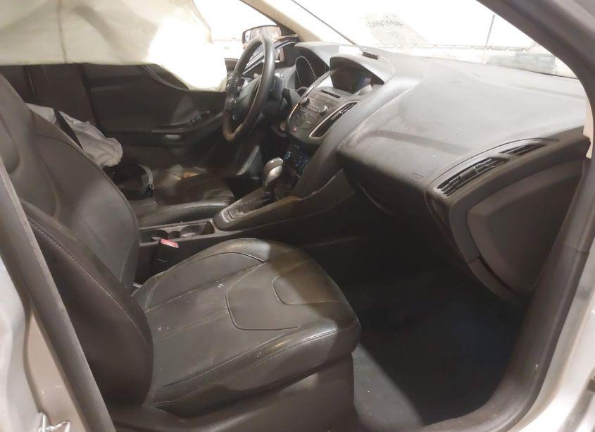 Photo 5 of 2015 Ford Focus SE (VIN 1FADP3F27FL275272)