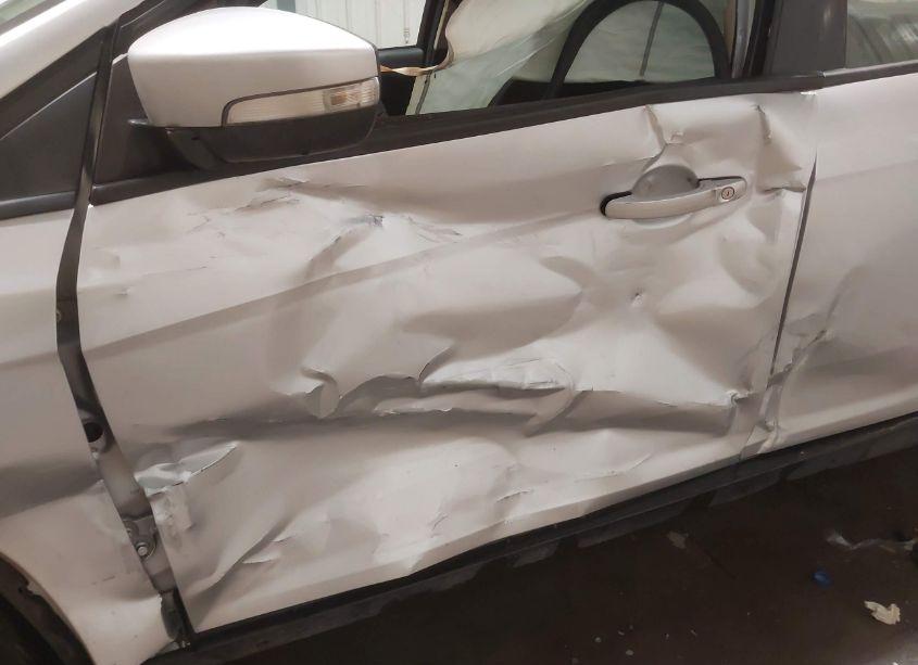 Photo 6 of 2015 Ford Focus SE (VIN 1FADP3F27FL275272)