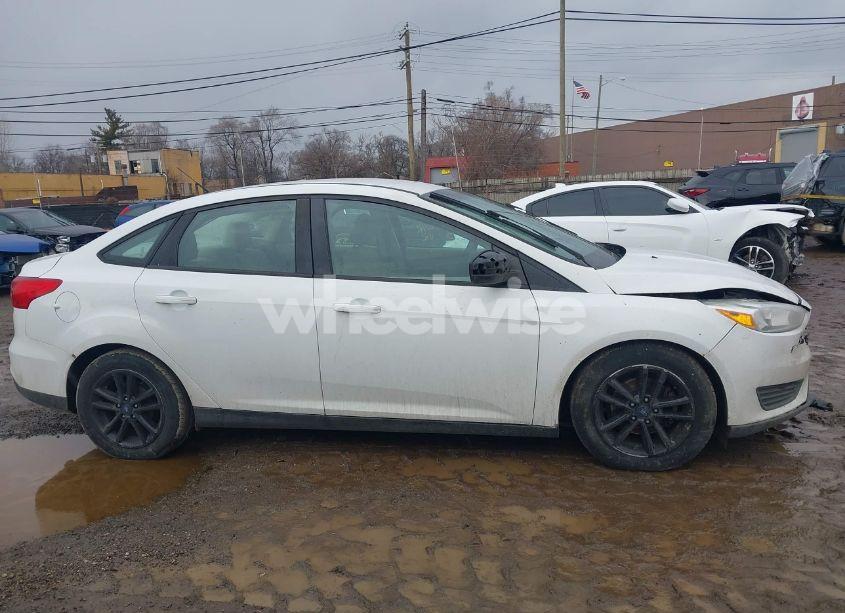 Photo 13 of 2015 Ford Focus SE (VIN 1FADP3F27FL350469)