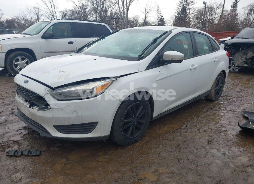 Photo 2 of 2015 Ford Focus SE (VIN 1FADP3F27FL350469)