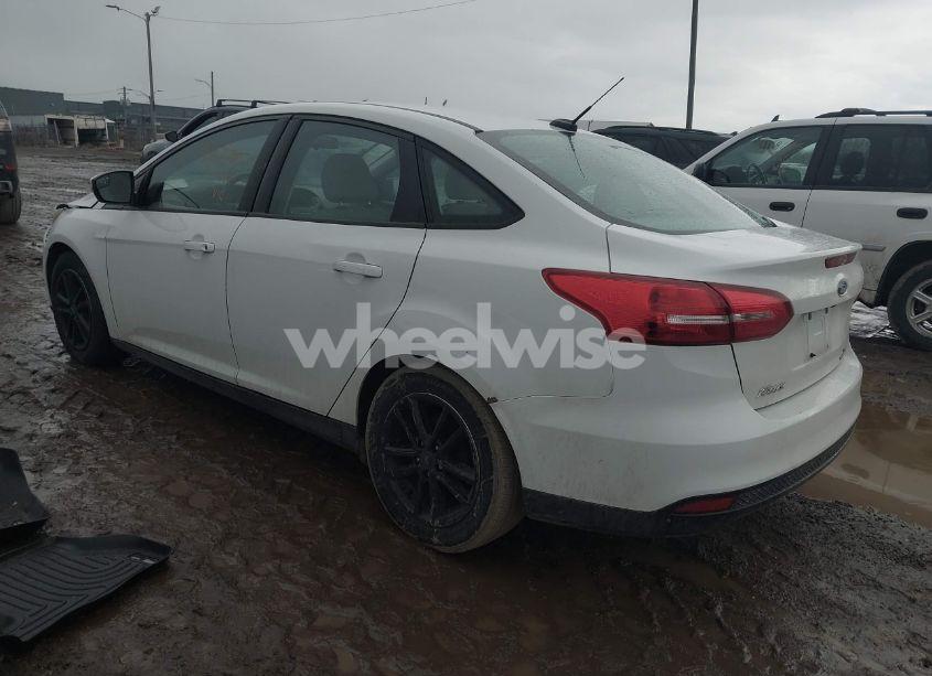 Photo 3 of 2015 Ford Focus SE (VIN 1FADP3F27FL350469)