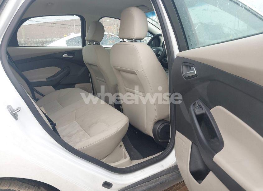 Photo 8 of 2015 Ford Focus SE (VIN 1FADP3F27FL350469)