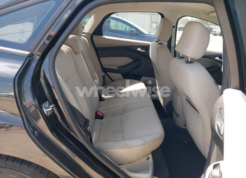 Photo 8 of 2015 Ford Focus SE (VIN 1FADP3F27FL356577)