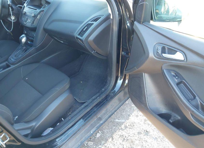 Photo 5 of 2015 Ford Focus SE (VIN 1FADP3F27FL371080)