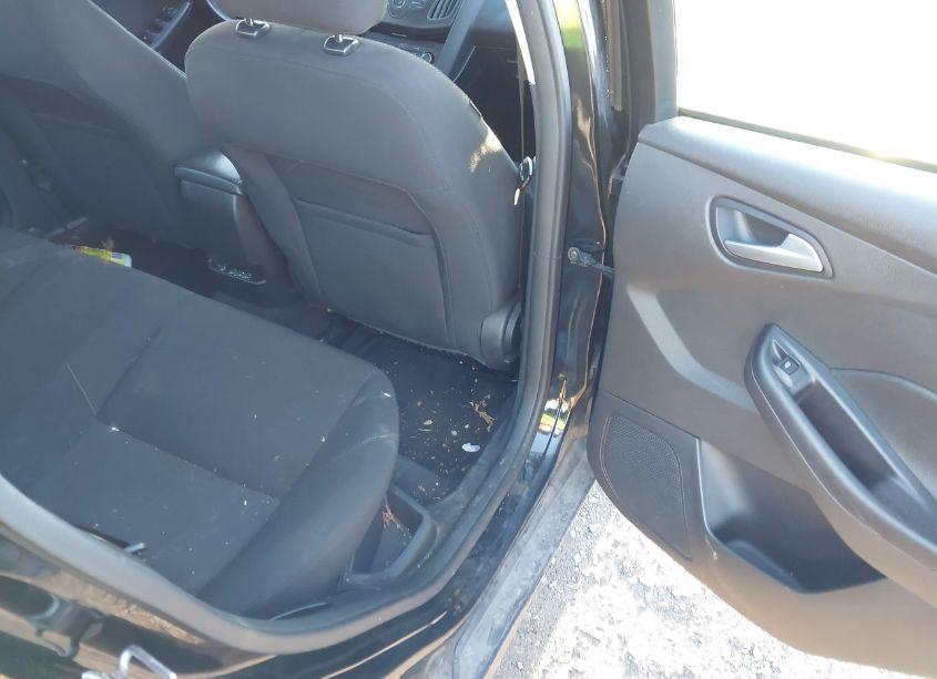 Photo 8 of 2015 Ford Focus SE (VIN 1FADP3F27FL371080)