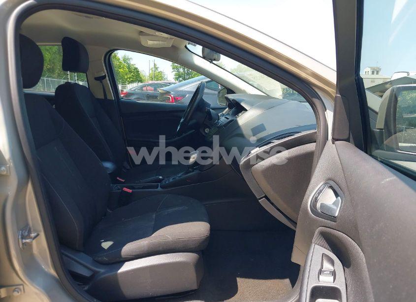 Photo 5 of 2015 Ford Focus SE (VIN 1FADP3F27FL376151)