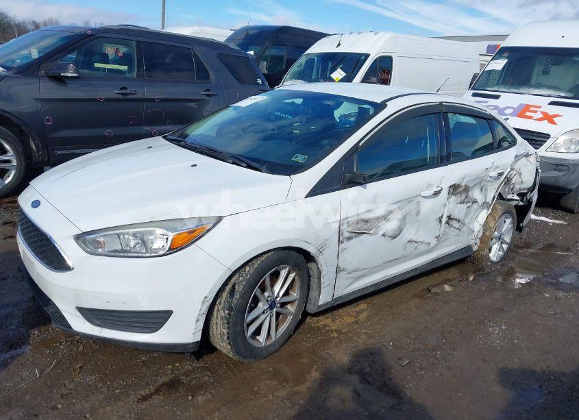 Photo 2 of 2016 Ford Focus SE (VIN 1FADP3F27GL217745)